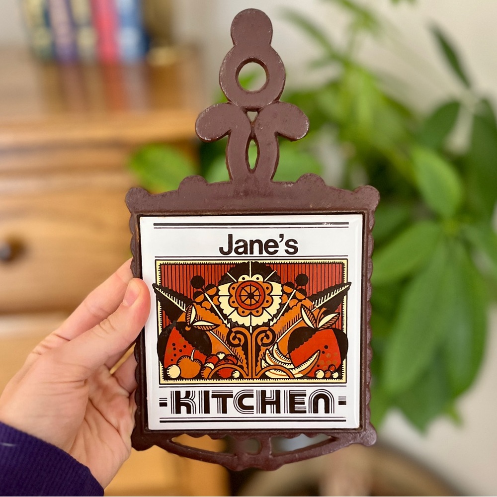 ☾ Vintage 60s/70s “Jane’s Kitchen” ceramic tile cast iron trivet / wall hanging